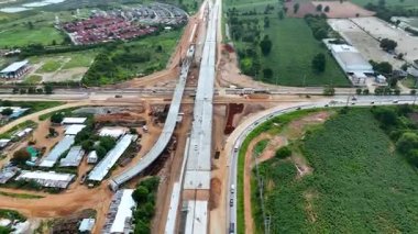 Köprü inşaatının kavşak boyunca yapılan hava görüntüsü