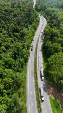 Drone 'un hava görüntüsü kurak mevsimde kırsal alanda terk edilmiş kamyonet yolu manzarası.