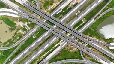 290 ve 304 Nakhon Ratchasima Tayland otoyollarının kesiştiği karmaşık bir köprü kavşağının hava görüntüsü.