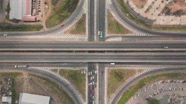 İnsansız hava aracı, köprüdeki trafiğin kırsal kesişme noktasındaki manzarasını görüntülüyor.