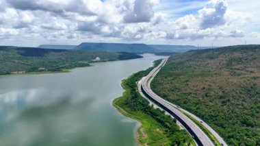 M6 otoyolu Nakhon Ratchasima Eyaleti - Bang Pa-in Lam Ta Khong Nehri ve kırsal arazi trafiğinin Dağ Drone görüntüsü. Korat Tayland Otoyolu