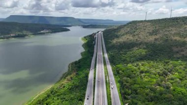 M6 otoyolu Nakhon Ratchasima Eyaleti - Bang Pa-in Lam Ta Khong Nehri ve kırsal arazi trafiğinin Dağ Drone görüntüsü. Korat Tayland Otoyolu
