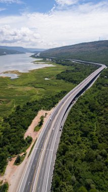 M6 otoyolu Nakhon Ratchasima Eyaleti - Bang Pa-in Lam Ta Khong Nehri ve kırsal arazi trafiğinin Dağ Drone görüntüsü. Korat Tayland Otoyolu