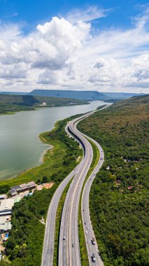 M6 otoyolu Nakhon Ratchasima Eyaleti - Bang Pa-in Lam Ta Khong Nehri ve kırsal arazi trafiğinin Dağ Drone görüntüsü. Korat Tayland Otoyolu
