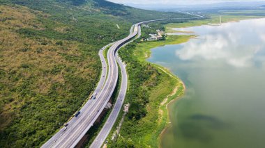 M6 otoyolu Nakhon Ratchasima Eyaleti - Bang Pa-in Lam Ta Khong Nehri ve kırsal arazi trafiğinin Dağ Drone görüntüsü. Korat Tayland Otoyolu