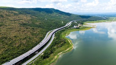 M6 otoyolu Nakhon Ratchasima Eyaleti - Bang Pa-in Lam Ta Khong Nehri ve kırsal arazi trafiğinin Dağ Drone görüntüsü. Korat Tayland Otoyolu