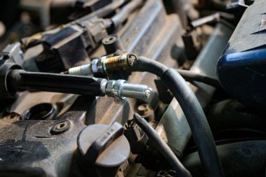 Benzin motorları için bujiler yeni ve verimlidir, motorda tam yanmayla sonuçlanır, kurum ve kir yoktur, bujiler motorun ömrünü uzatabilir ve devam ettirebilir.