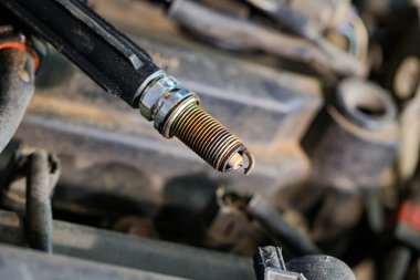 Eski ve süresi geçmiş benzin motorları için bujiler kurum ve kir içinde motorda eksik yanmaya neden olacak. Bujileri değiştirmek motorun ömrünü uzatabilir ve devam ettirebilir