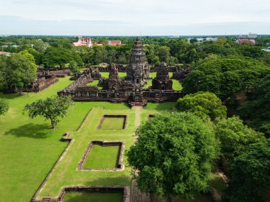 İnsansız hava aracı Phimai Tarih Parkı 'nın havadan görüntüsünü çekti. Khmer İmparatorluğu 'nun antik taş tapınak yapıları. Nakhon Ratchasima, Tayland
