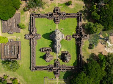 İnsansız hava aracı Phimai Tarih Parkı 'nın havadan görüntüsünü çekti. Khmer İmparatorluğu 'nun antik taş tapınak yapıları. Nakhon Ratchasima, Tayland