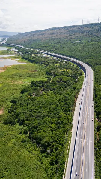 M6 otoyolu Nakhon Ratchasima Eyaleti - Bang Pa-in Lam Ta Khong Nehri ve kırsal arazi trafiğinin Dağ Drone görüntüsü. Korat Tayland Otoyolu