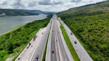 M6 otoyolu Nakhon Ratchasima Eyaleti - Bang Pa-in Lam Ta Khong Nehri ve kırsal arazi trafiğinin Dağ Drone görüntüsü. Korat Tayland Otoyolu
