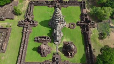 Phimai Tarih Parkı 'nın insansız hava aracı görüntüleri. Khmer İmparatorluğu 'nun antik taş tapınak yapıları. Nakhon Ratchasima, Tayland