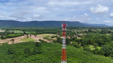 Kırsal Yol ve Çiftlik Alanı 'nın yanındaki Kırmızı ve Beyaz İletişim Kulesi' nin Hava Görüntüsü