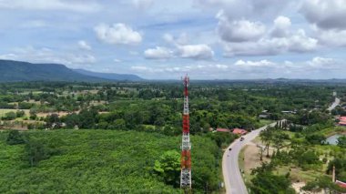 Kırsal Yol ve Çiftlik Alanı 'nın yanındaki Kırmızı ve Beyaz İletişim Kulesi' nin Hava Görüntüsü