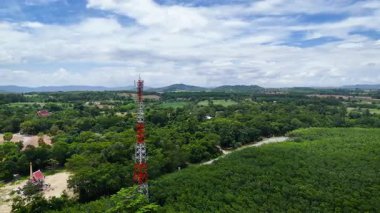 Kırsal Yol ve Çiftlik Alanı 'nın yanındaki Kırmızı ve Beyaz İletişim Kulesi' nin Hava Görüntüsü