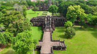 Phimai Tarih Parkı 'nın insansız hava aracı görüntüleri. Khmer İmparatorluğu 'nun antik taş tapınak yapıları. Nakhon Ratchasima, Tayland