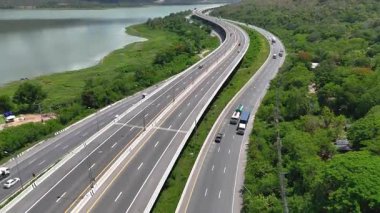 M6 otoyolu Nakhon Ratchasima Eyaleti - Bang Pa-in Lam Ta Khong Nehri ve kırsal arazi trafiğinin Dağ Drone görüntüsü. Korat Tayland Otoyolu