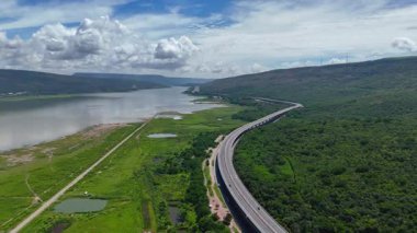 M6 otoyolu Nakhon Ratchasima Eyaleti - Bang Pa-in Lam Ta Khong Nehri ve kırsal arazi trafiğinin Dağ Drone görüntüsü. Korat Tayland Otoyolu