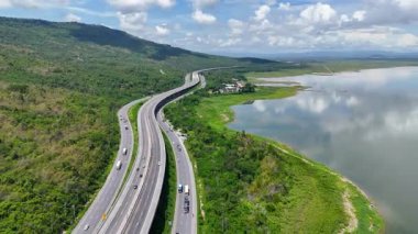 M6 otoyolu Nakhon Ratchasima Eyaleti - Bang Pa-in Lam Ta Khong Nehri ve kırsal arazi trafiğinin Dağ Drone görüntüsü. Korat Tayland Otoyolu