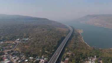 M6 otoyolu Nakhon Ratchasima Eyaleti - Bang Pa-in Lam Ta Khong Nehri ve kırsal arazi trafiğinin Dağ Drone görüntüsü. Korat Tayland Otoyolu
