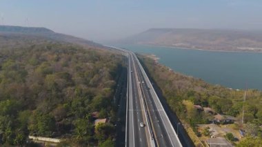 M6 otoyolu Nakhon Ratchasima Eyaleti - Bang Pa-in Lam Ta Khong Nehri ve kırsal arazi trafiğinin Dağ Drone görüntüsü. Korat Tayland Otoyolu