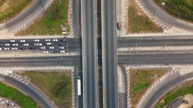 Zaman aşımına uğramış Drone, köprüdeki trafiğin kırsal kesişme noktasındaki manzarasını görüntülüyor.