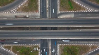 Zaman aşımına uğramış Drone, köprüdeki trafiğin kırsal kesişme noktasındaki manzarasını görüntülüyor.