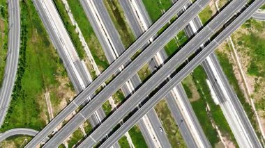 290 ve 304 Nakhon Ratchasima arasındaki hava manzaralı köprü kavşağı.