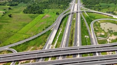 290 ve 304 Nakhon Ratchasima arasındaki hava manzaralı köprü kavşağı.