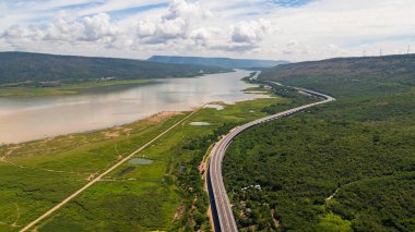 M6 otoyolu Nakhon Ratchasima Eyaleti - Bang Pa-in Lam Ta Khong Nehri ve kırsal arazi trafiğinin Dağ Drone görüntüsü. Korat Tayland Otoyolu