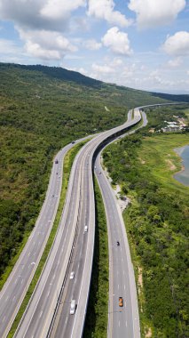 M6 otoyolu Nakhon Ratchasima Eyaleti - Bang Pa-in Lam Ta Khong Nehri ve kırsal arazi trafiğinin Dağ Drone görüntüsü. Korat Tayland Otoyolu