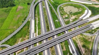 290 ve 304 Nakhon Ratchasima arasındaki hava manzaralı köprü kavşağı.