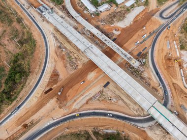 Drone 'un vurduğu inşaat traktörü asfalt döşemeye hazırlanmak için toprağı işliyor.