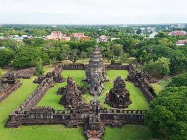İnsansız hava aracı Phimai Tarih Parkı 'nın havadan görüntüsünü çekti. Khmer İmparatorluğu 'nun antik taş tapınak yapıları. Nakhon Ratchasima, Tayland