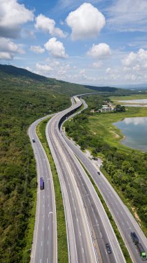 M6 otoyolu Nakhon Ratchasima Eyaleti - Bang Pa-in Lam Ta Khong Nehri ve kırsal arazi trafiğinin Dağ Drone görüntüsü. Korat Tayland Otoyolu