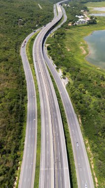M6 otoyolu Nakhon Ratchasima Eyaleti - Bang Pa-in Lam Ta Khong Nehri ve kırsal arazi trafiğinin Dağ Drone görüntüsü. Korat Tayland Otoyolu