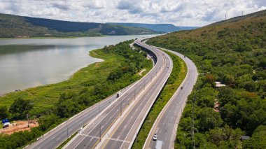 M6 otoyolu Nakhon Ratchasima Eyaleti - Bang Pa-in Lam Ta Khong Nehri ve kırsal arazi trafiğinin Dağ Drone görüntüsü. Korat Tayland Otoyolu