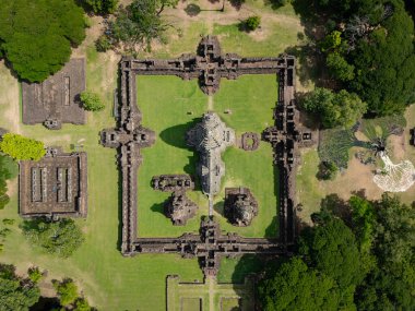 İnsansız hava aracı Phimai Tarih Parkı 'nın havadan görüntüsünü çekti. Khmer İmparatorluğu 'nun antik taş tapınak yapıları. Nakhon Ratchasima, Tayland