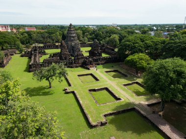 İnsansız hava aracı Phimai Tarih Parkı 'nın havadan görüntüsünü çekti. Khmer İmparatorluğu 'nun antik taş tapınak yapıları. Nakhon Ratchasima, Tayland