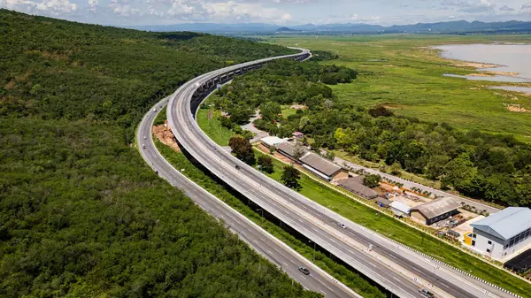 M6 otoyolu Nakhon Ratchasima Eyaleti - Bang Pa-in Lam Ta Khong Nehri ve kırsal arazi trafiğinin Dağ Drone görüntüsü. Korat Tayland Otoyolu