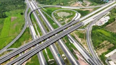 290 ve 304 Nakhon Ratchasima arasındaki hava manzaralı köprü kavşağı.