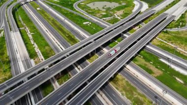 290 ve 304 Nakhon Ratchasima arasındaki hava manzaralı köprü kavşağı.