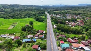 Nan, Tayland 'daki yemyeşil dağların arasından geçen otobanın havadan görünüşü, tropikal ormanlar ve huzurlu kırsal bölgelerle çevrili manzaralı bir yol gösteriyor. İnsansız hava aracı görüntüleri