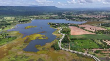 Lam Phloeng rezervuarının ve Wang Nam Khiao, Nakhon ratchasima, Tayland 'daki tarım arazisinin hava görüntüsü. Kırsal yolları kıvrımlı kırsal arazinin manzarası