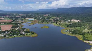 Lam Phloeng rezervuarının ve Wang Nam Khiao, Nakhon ratchasima, Tayland 'daki tarım arazisinin hava görüntüsü. Kırsal yolları kıvrımlı kırsal arazinin manzarası