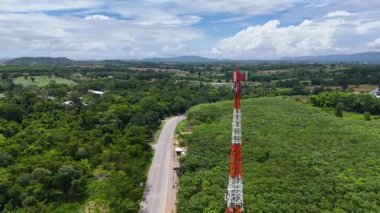 Kırsal Yol ve Çiftlik Alanı 'nın yanındaki Kırmızı ve Beyaz İletişim Kulesi' nin Hava Görüntüsü