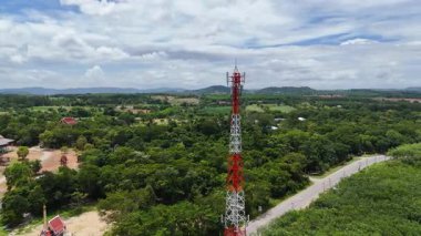 Kırsal Yol ve Çiftlik Alanı 'nın yanındaki Kırmızı ve Beyaz İletişim Kulesi' nin Hava Görüntüsü