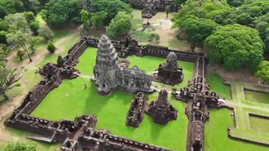 Phimai Tarih Parkı 'nın insansız hava aracı görüntüleri. Khmer İmparatorluğu 'nun antik taş tapınak yapıları. Nakhon Ratchasima, Tayland