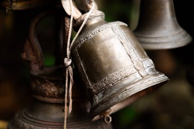 Budizm tapınağında asılı antik bir pirinç çan
